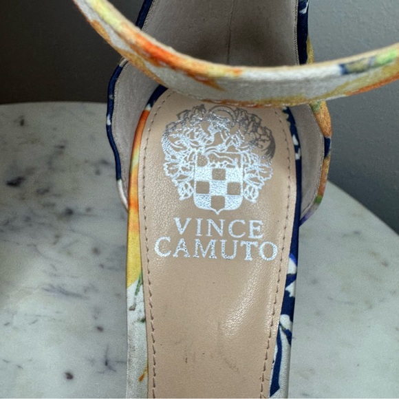 Vince Camuto "Court" Sandals Size 7
Satin floral print heels shoes - Picture 4 of 11
